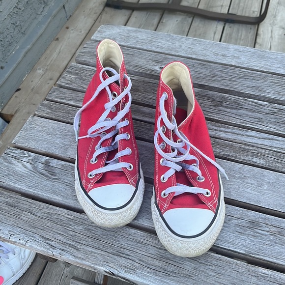 Used red converse - Picture 2 of 3